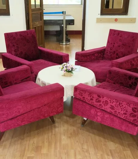 Beyaz sehpanın çevresinde bordo koltuklar
