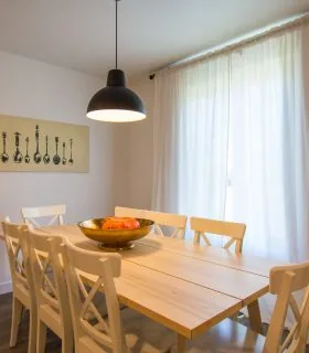 Ahşap masa ve sandalyelerin olduğu yemek köşesi