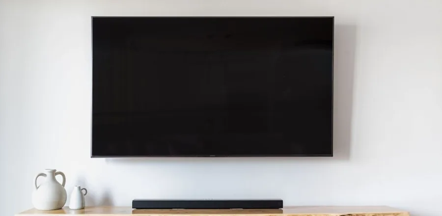 Duvara asılı düz ekran televizyonun altında ahşap konsol