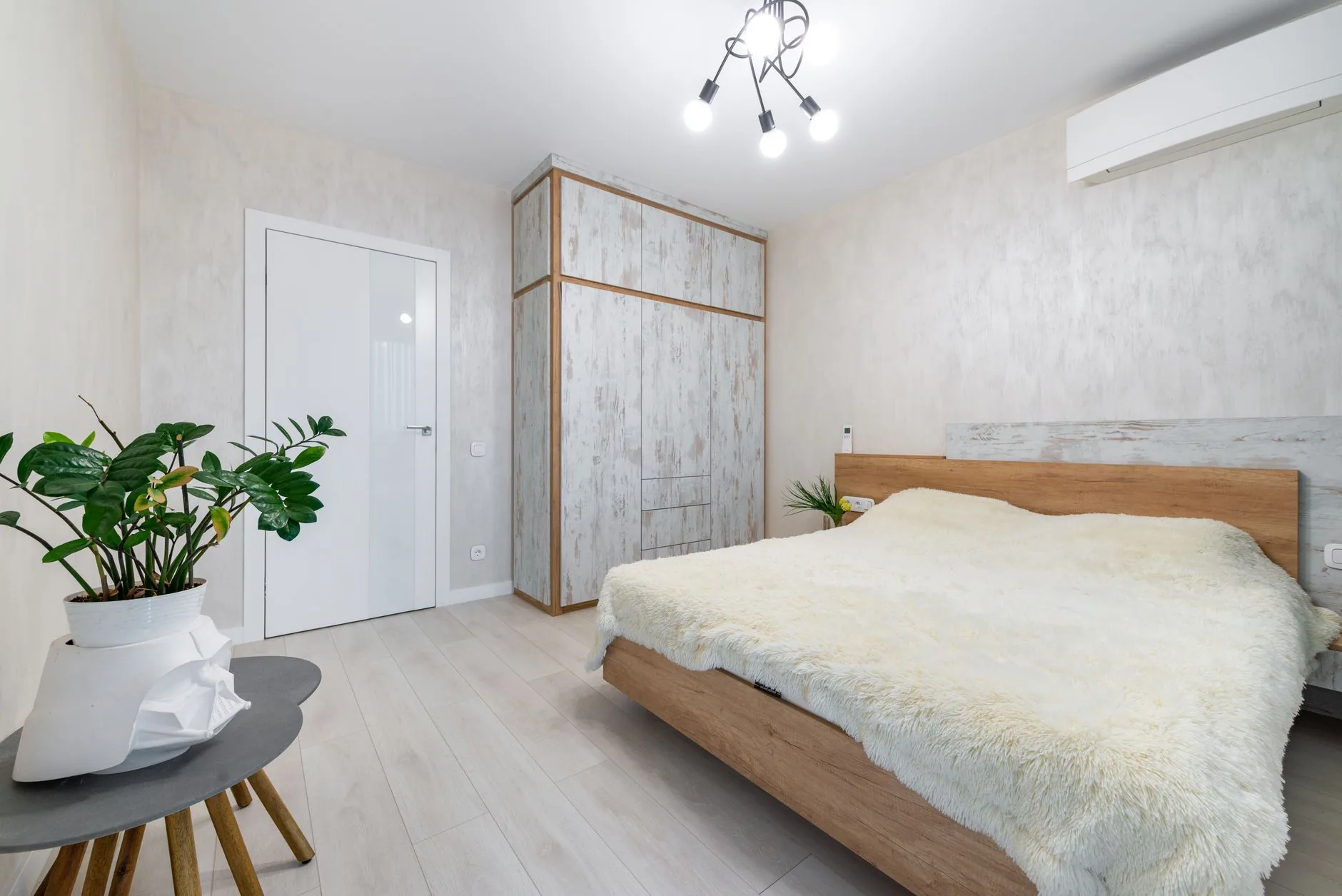 Ahşap detaylı, aydınlık ve sade bir yatak odası